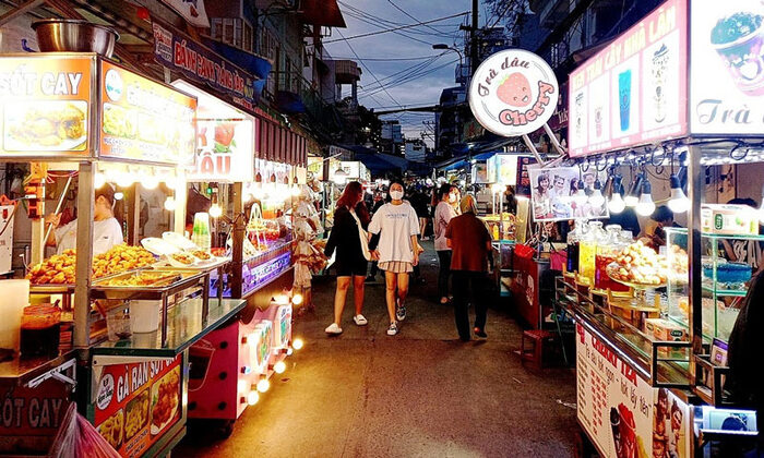 Khu phố ẩm thực nổi tiếng ở TP HCM - Phố ẩm thực Phan Xích Long