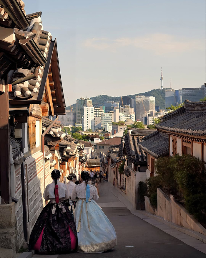 Bắt gặp nhiều nghệ sĩ nổi tiếng tại khu phố Myeongdong Hàn Quốc