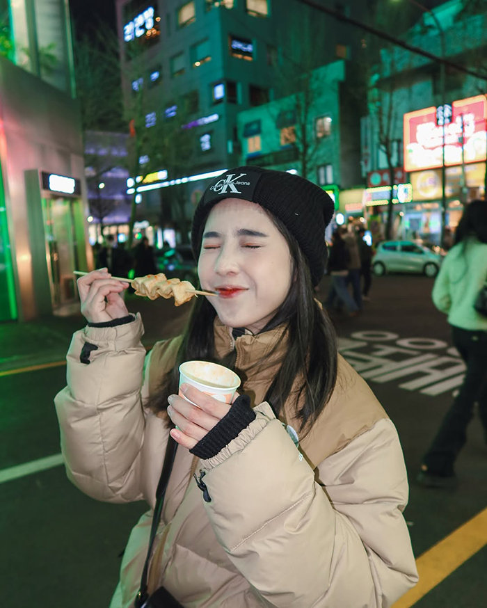 Thưởng thức ẩm thực đường phố tại khu phố Myeongdong Hàn Quốc