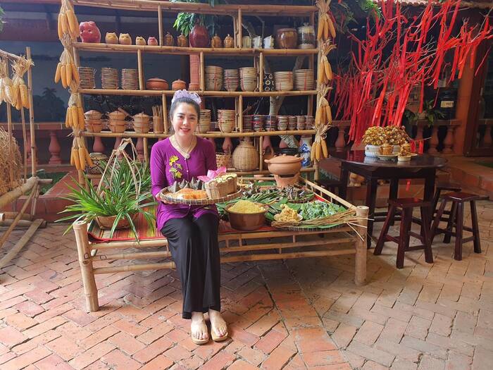 Thưởng thức các món bánh miền Tây hấp dẫn tại nhà gốm Tư Buôi Vĩnh Long