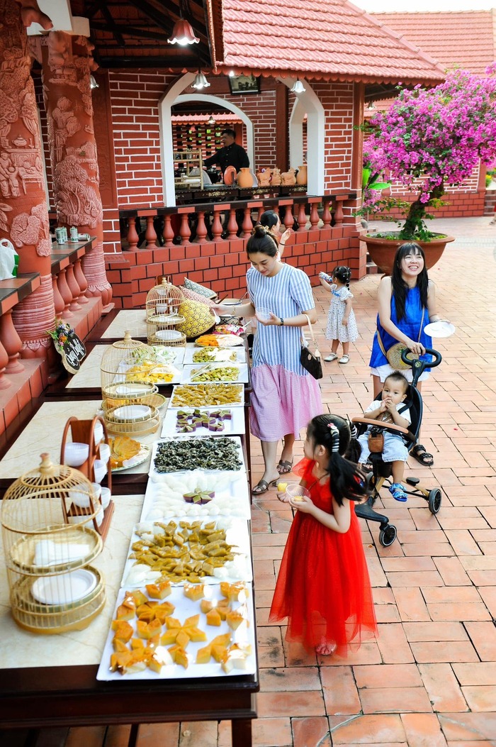 Thưởng thức các món bánh miền Tây hấp dẫn tại nhà gốm Tư Buôi Vĩnh Long