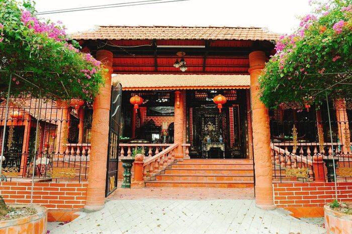 Nhà gốm Tư Buôi Vĩnh Long là điểm tham quan du lịch nổi tiếng ở miền Tây