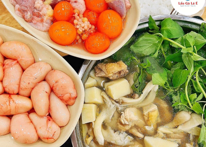 Lẩu gà lá é là món ăn bạn nhất định phải thử khi khám phá danh sách các quán lẩu ngon tại Vũng Tàu