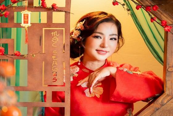 Danh hài Thúy Nga diện áo dài rực rỡ đón Xuân trên đất Mỹ