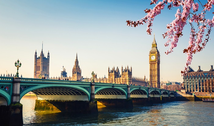 Địa điểm du lịch mùa xuân đẹp nhất thế giới là Lodon, nổi tiếng với những công trình đẹp như tranh vẽ.