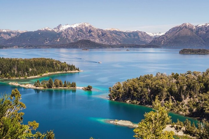 Để ngắm trọn vẻ đẹp Bariloche. một trong những địa điểm du lịch mùa xuân đẹp nhất thế giới là ngắm nhìn từ đỉnh núi Cerro Companario. 