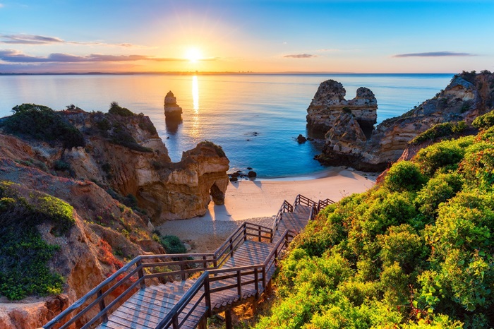 Địa điểm du lịch mùa xuân đẹp nhất thế giới còn có sự góp mặt của Algarve ở Bồ Đào Nha. 
