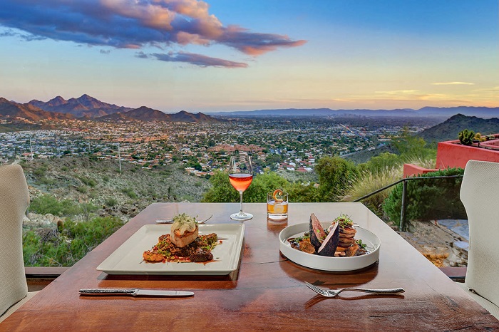 Nằm trên đỉnh North Mountain, Different Pointe of View là nhà hàng sang trọng ở Phoenix trong suốt 35 năm nay