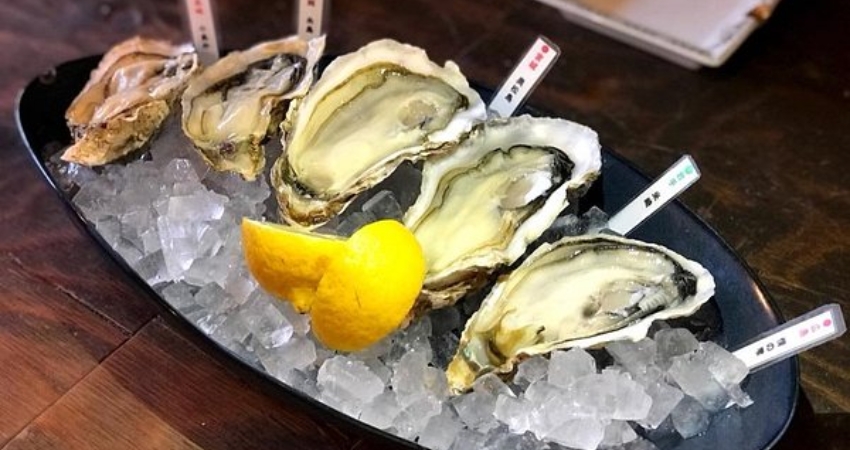 Hàu Hiroshima nướng than hoa giữ nguyên vị ngọt tự nhiên