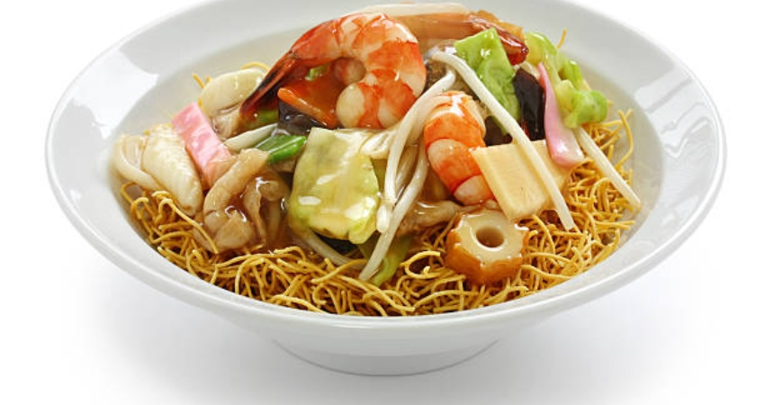 Mì giòn Sara Udon với sợi mì giòn rụm.