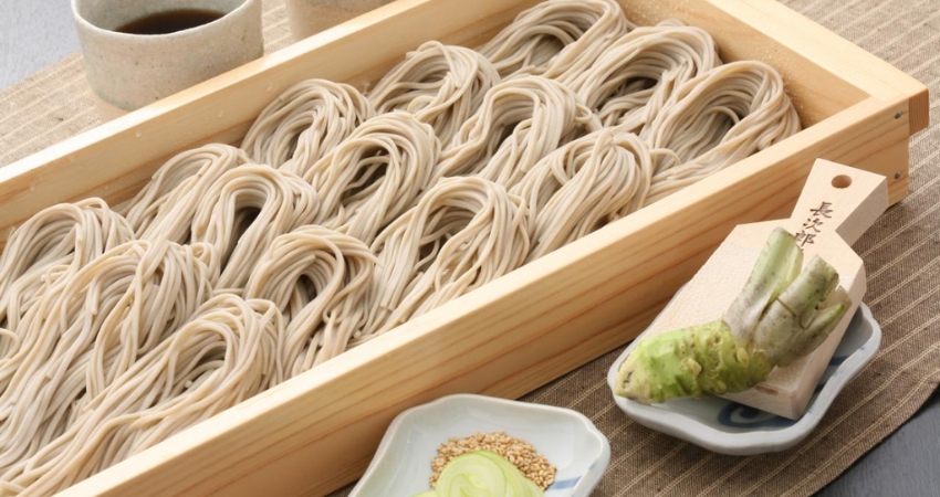 Hegi Soba được làm từ bột kiều mạch trộn cùng rong biển