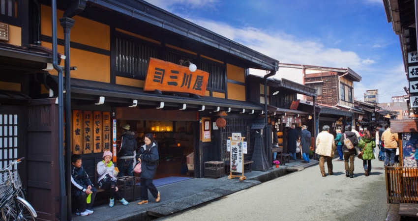 Đừng quên ghé các khu chợ địa phương và làng nghề truyền thống mà cẩm nang du lịch Gifu giới thiệu