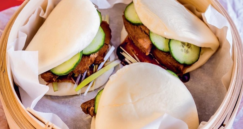 Cẩm nang du lịch Nagasaki gợi ý món bánh bao Kakuni Manju kẹp nhân thịt.