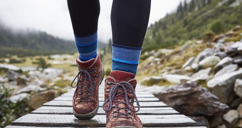 Cẩm nang du lịch Nagasaki gợi ý nên mang theo giày để di chuyển