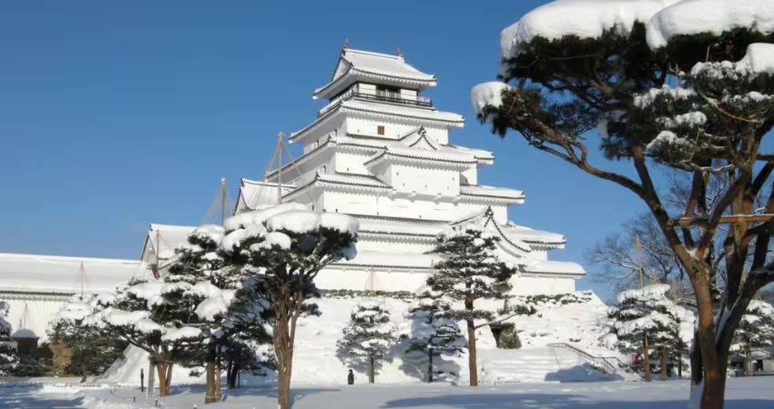 Lâu đài Tsuruga phủ đầy tuyết trắng không thể bỏ lỡ trong cẩm nang du lịch Fukushima