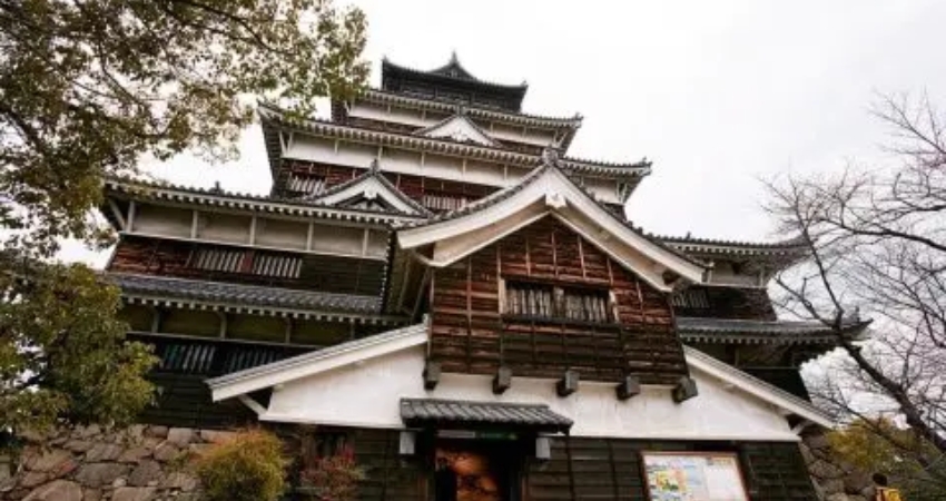 Lâu đài Hiroshima đóng vai trò quan trọng trong lịch sử quân sự