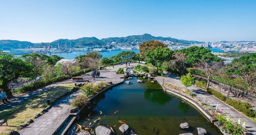 Glover Garden tràn ngập hoa và cây xanh