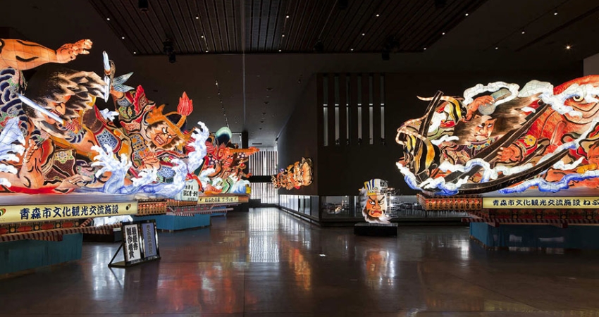 Chiêm ngưỡng đèn lồng Nebuta khổng lồ trong bảo tàng Nebuta Warasse