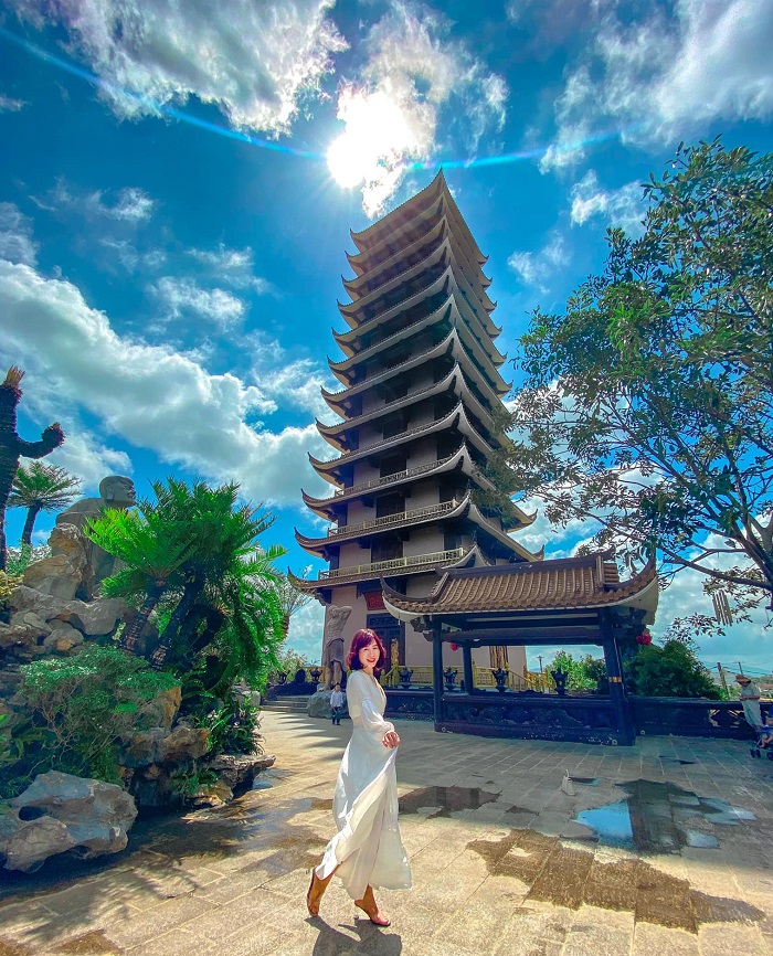 Điểm du lịch gần sân bay Phù Cát Bình Định khác là chùa Thiên Hưng