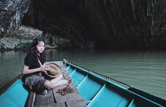 Bạn đi thuyền để thăm quan Động Puông Bắc Kạn