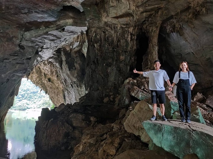 Động Puông Bắc Kạn có hai cửa thông nhau và bạn có thể đi thuyền từ cửa này sang cửa kia