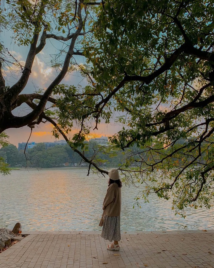 Hồ Hoàn Kiếm Hà Nội thích hợp để đi dạo thư giãn