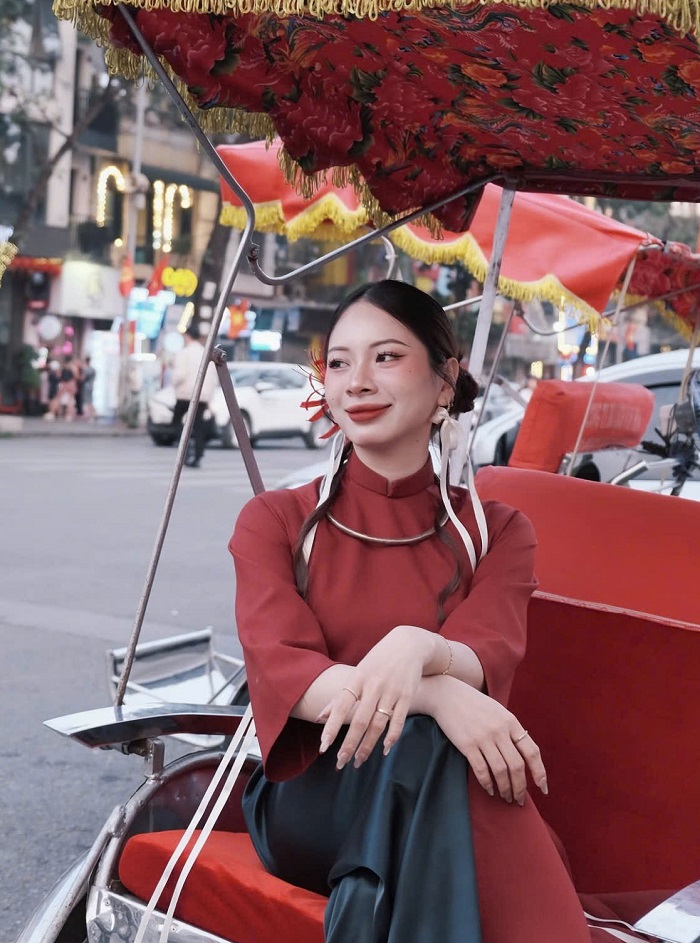 Bạn có thể chọn đi dạo quanh Hồ Hoàn Kiếm Hà Nội bằng xích lô