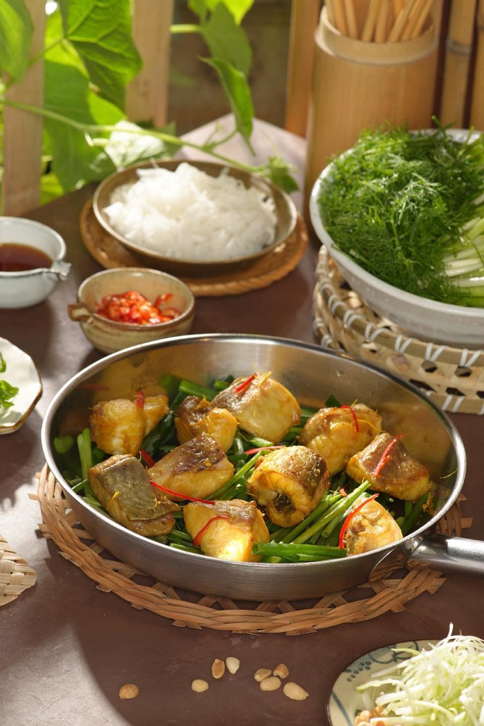 Đừng quên thưởng thức chả cá ngon tuyệt ngay bên Hồ Hoàn Kiếm Hà Nội