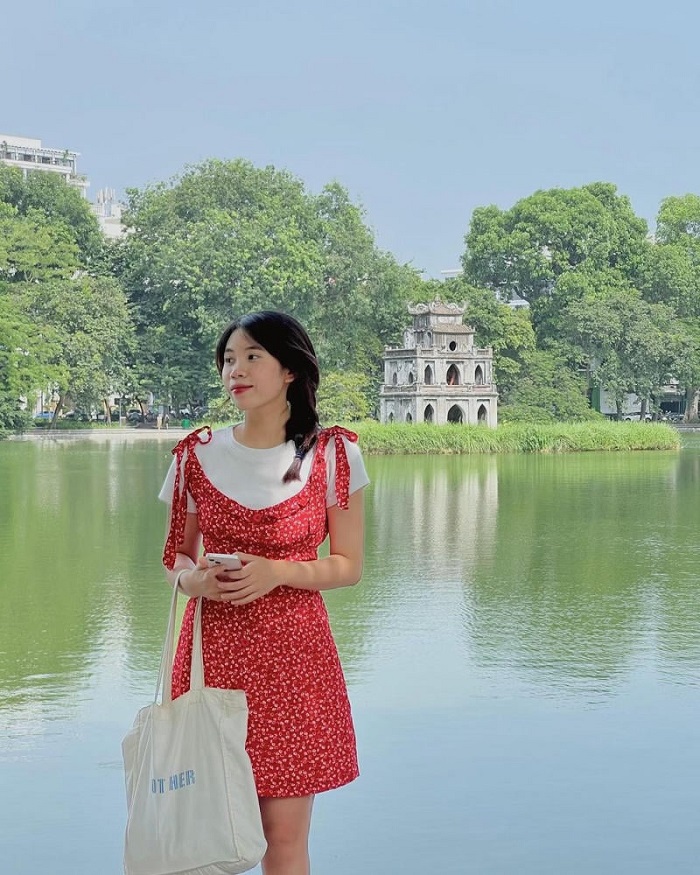 Tháp Rùa nổi lên trên mặt Hồ Hoàn Kiếm Hà Nội