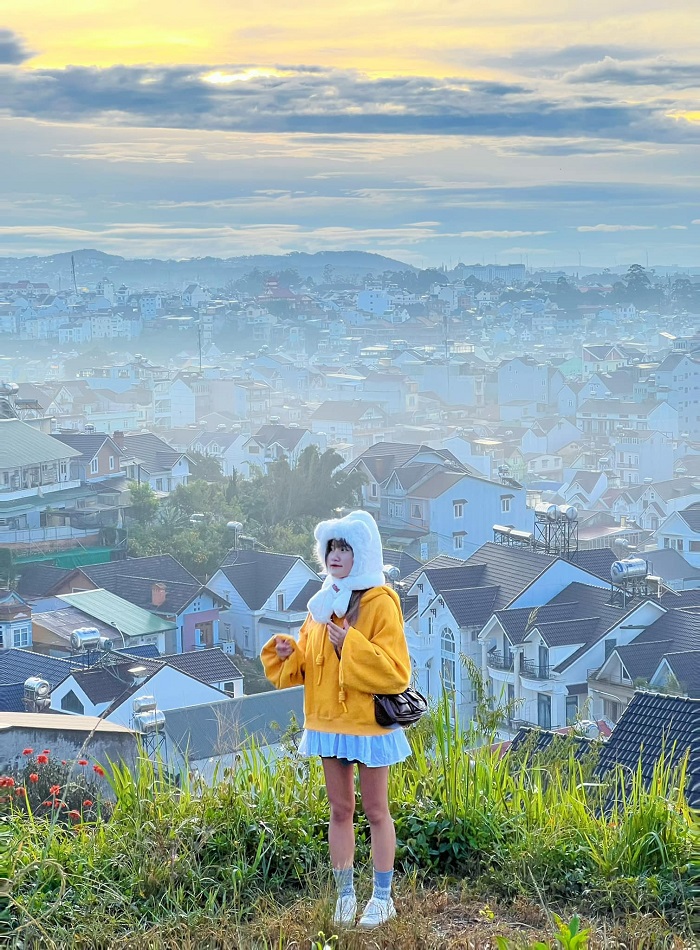 Kinh nghiêm du lịch Đà Lạt 30/4-1/5 là đồi Ngô Quyền khá gần trung tâm thành phố cũng thích hợp để săn mây