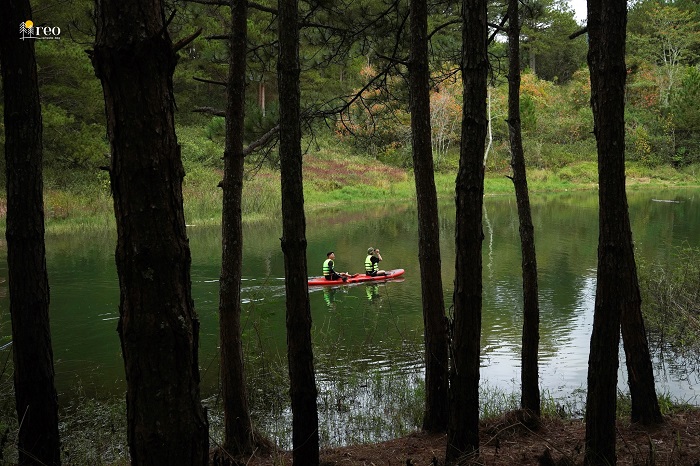 Trải nghiệm chèo SUP khám phá hồ Tuyền Lâm theo kinh nghiêm du lịch Đà Lạt 30/4-1/5
