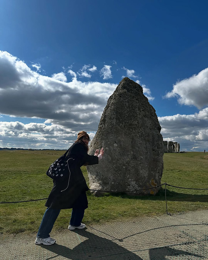 Di chuyển bằng tàu hỏa tại bãi đá cổ Stonehenge Anh