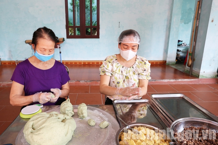 Bánh khúc trần bà Viện là thương hiệu của hộ sản xuất Nguyễn Thị Huê được nhiều người ưa chuộng.