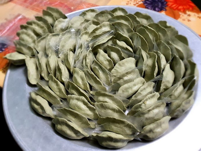 Bánh khúc trần bà Vượng cũng được nhiều người chọn mua về làm quà.