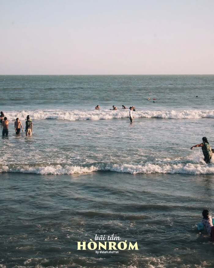 Các bãi biển vắng người gần TP HCM - Bãi Hòn Rơm