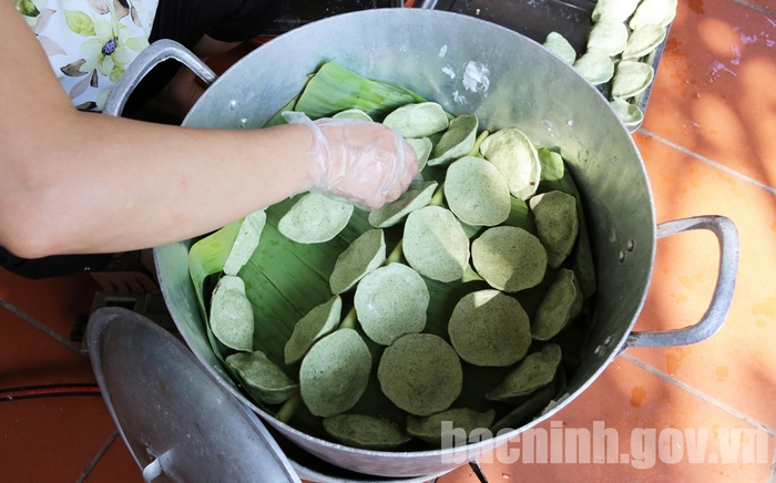 Bánh khúc trần làng Diềm Bắc Ninh có hình dáng đặc trưng.