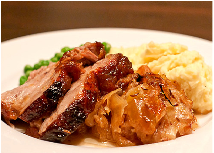 Trong cẩm nang du lịch Đức, bạn không nên bỏ qua món giò heo ăn kèm cải muối chua độc đáo