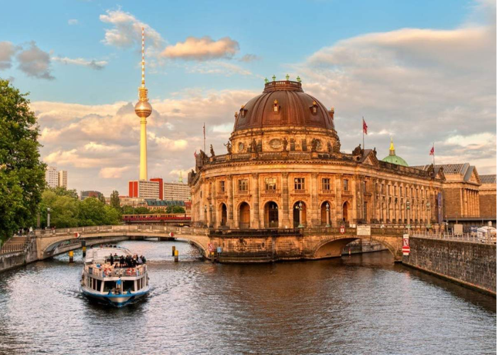 Nằm giữa dòng sông Spree, Đảo Bảo tàng (Museum Island) là một trong những khu phức hợp bảo tàng quan trọng nhất thế giới