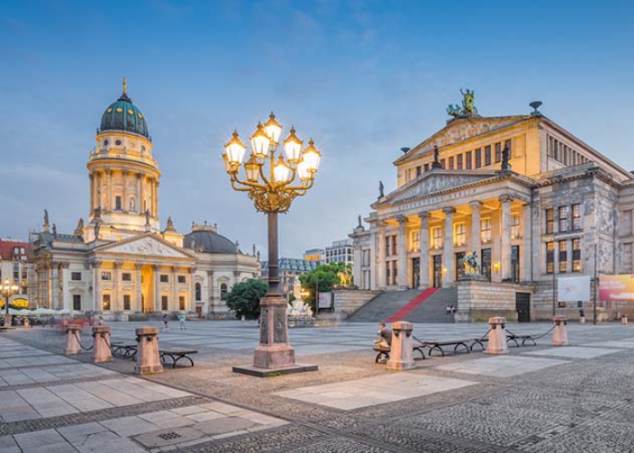Gendarmenmarkt - một trong những quảng trường đẹp nhất châu Âu, Gendarmenmarkt còn là nơi diễn ra nhiều sự kiện văn hóa, nhạc hội ngoài trời và chợ Giáng sinh nổi tiếng mỗi năm