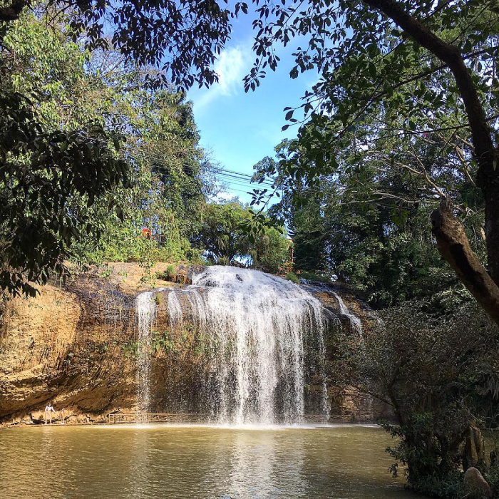 Thác Prenn xối xả được bao quanh bởi rừng thông