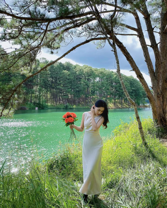 Hồ Tuyền Lâm với mặt nước lấp lánh