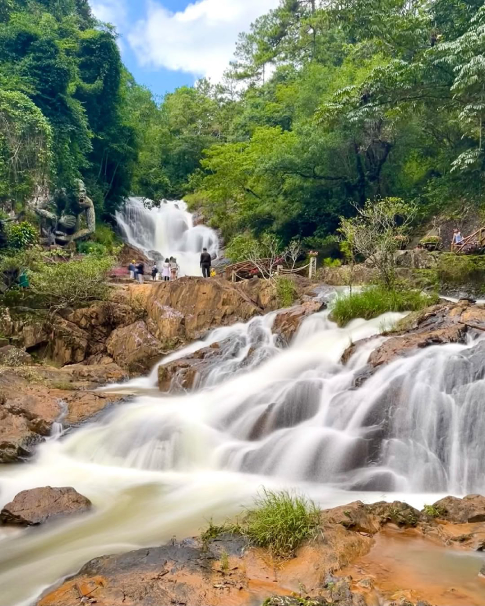 Xung quanh thác có rất nhiều hoạt động trải nghiệm thú vị