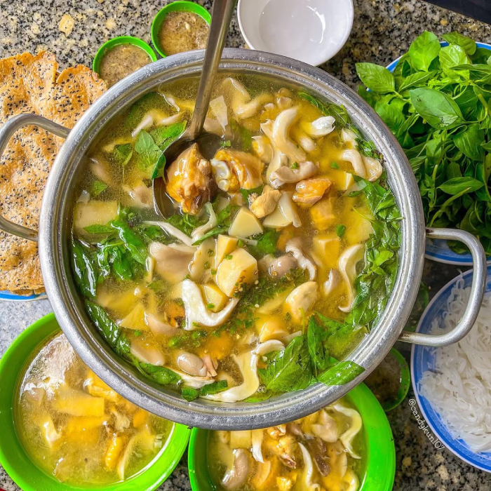 Lẩu gà chua ngọt rất thích hợp để thưởng thức khi trời lạnh