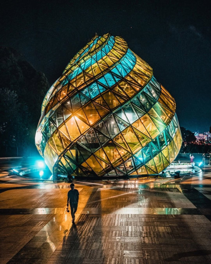 “Nụ hoa” Atiso rực rỡ trong đêm tại quảng trường Lâm Viên