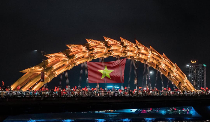 Cầu Rồng sáng đèn lung linh