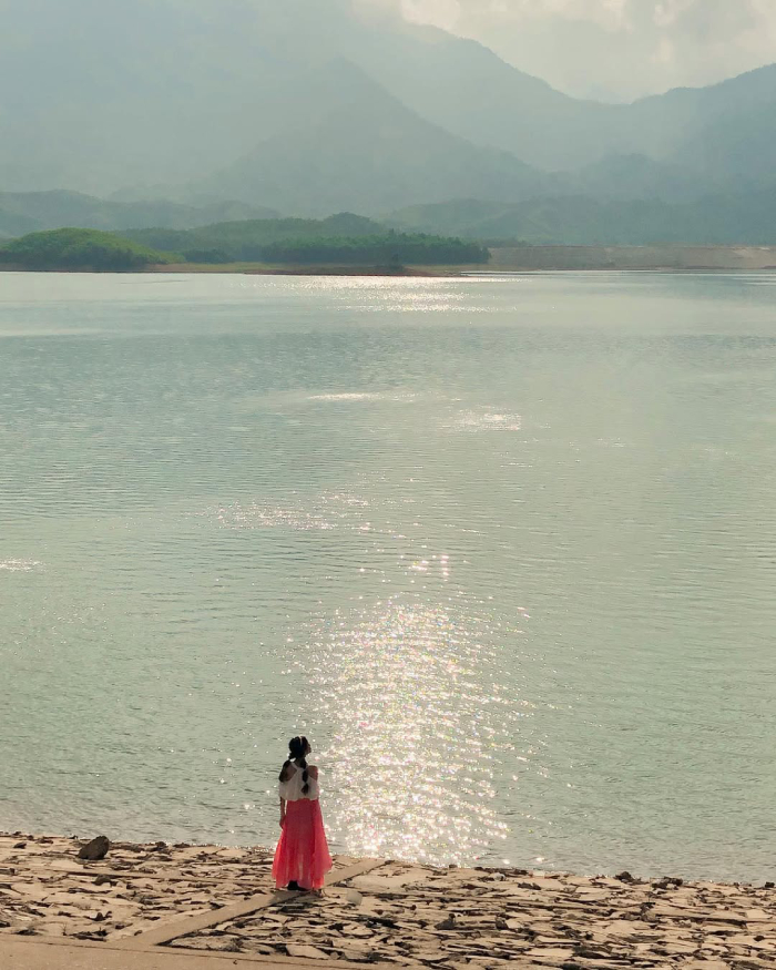 Vẻ đẹp bất ngờ của hồ Hòa Trung