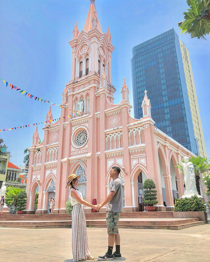 Nhà thờ với sắc hồng ngọt ngào rất được du khách yêu thích