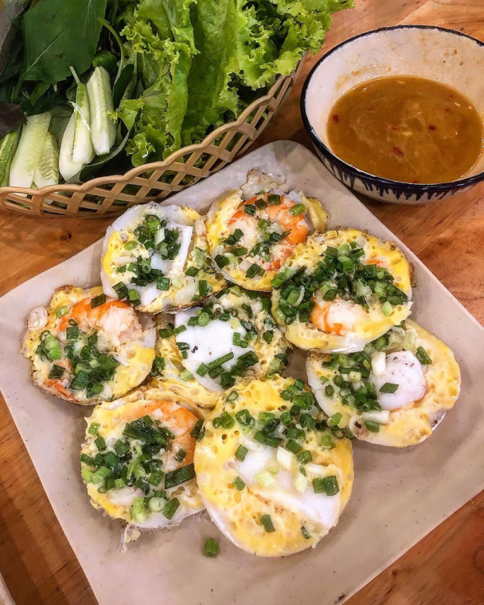 Bánh căn hấp dẫn bởi lớp vỏ giòn và nhân phong phú