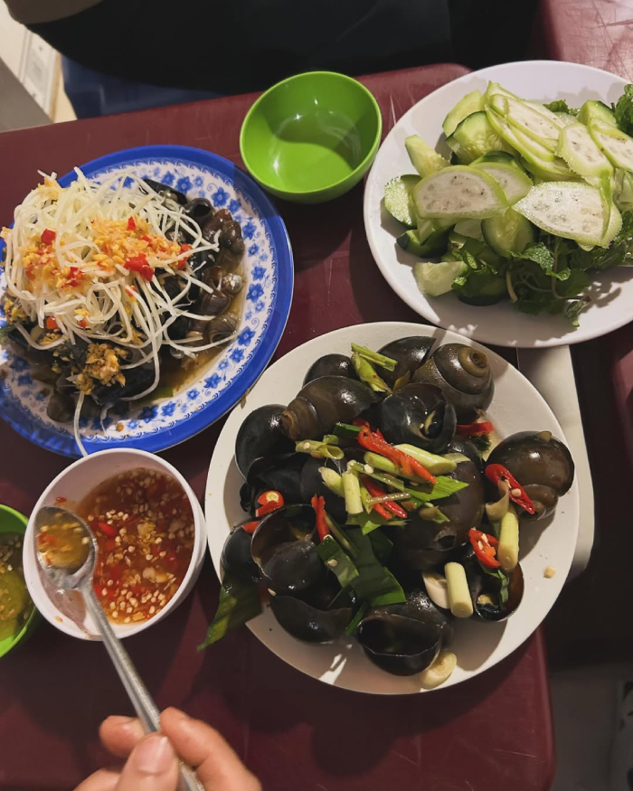 Ốc hút luôn là “nhân vật chính” trong những bữa ăn vặt đường phố