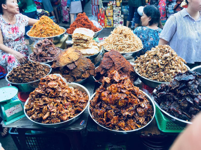 Chợ Cồn bán rất nhiều hải sản khô và đặc sản làm quà